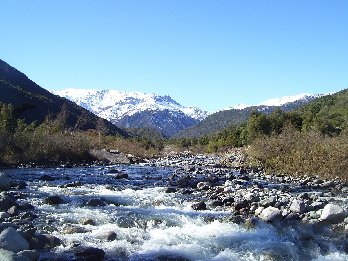 Río y cordillera de los Andes
